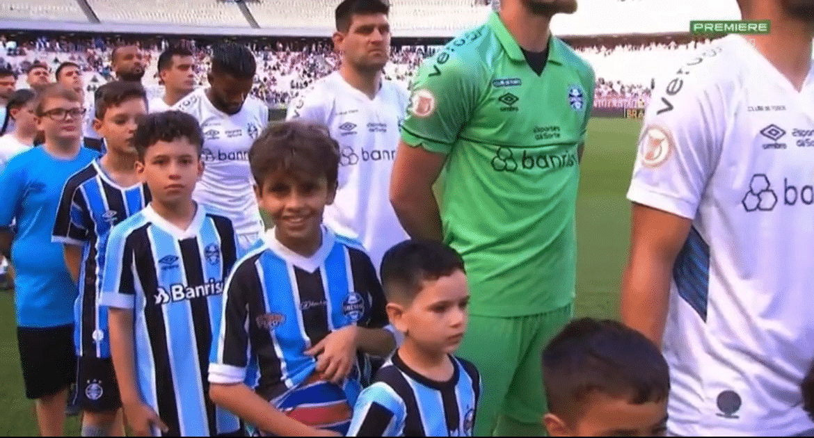 Torcedor do Fortaleza faz o IMPOSSÍVEL na cara do Grêmio