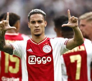 Antony deixa Ajax e assina com o Manchester United