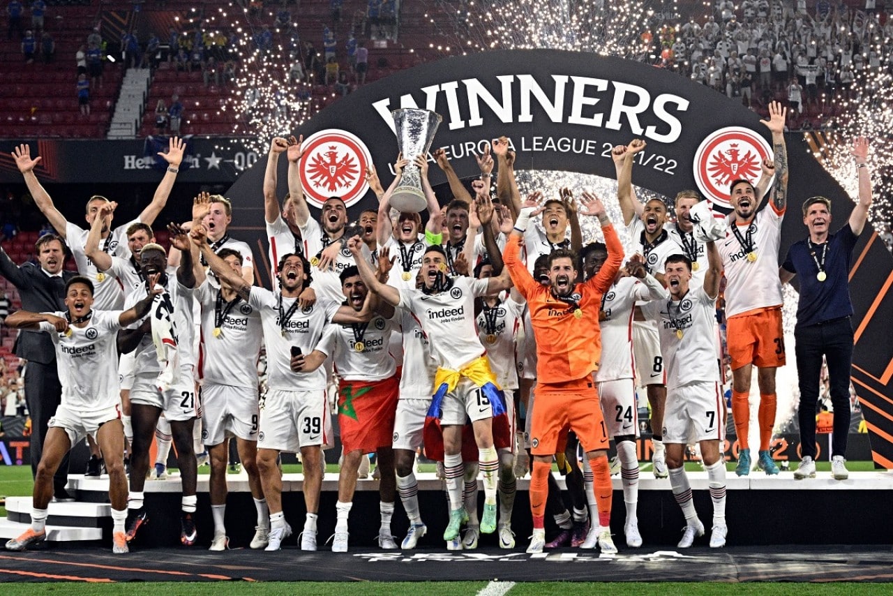 Jogadores do Eintracht Frankfurt levantando a taça da Europa League na temporada 21/22