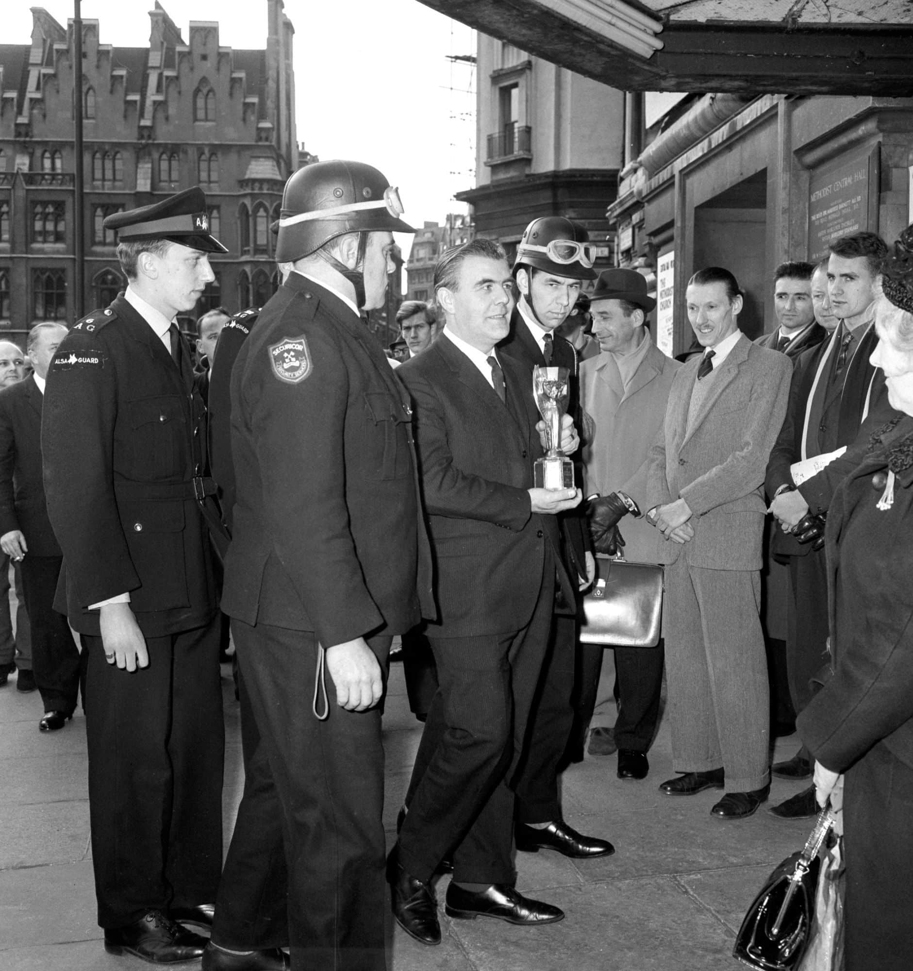 Foto de 18.03.1966 O trófeu Jules Rimet é levado para o National Stamp Exhibition (Stampex) no Central Hall.