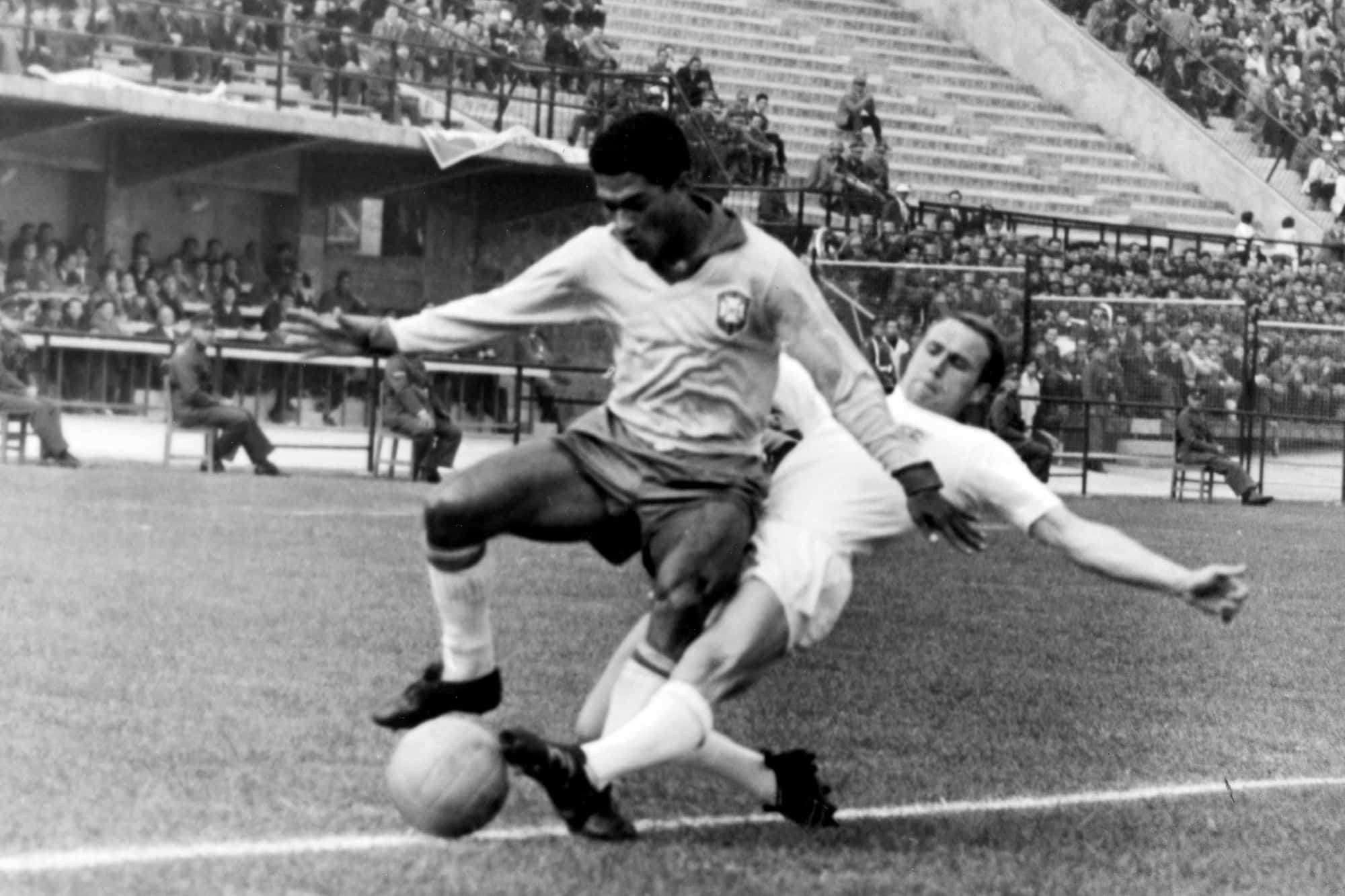 Garrincha driblando em jogo pela seleção