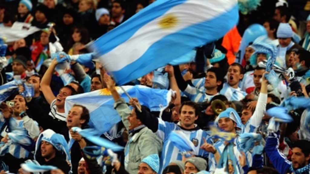 Após derrota na Copa, torcida da Argentina faz comentários racistas sobre seleção da Arábia Saudita