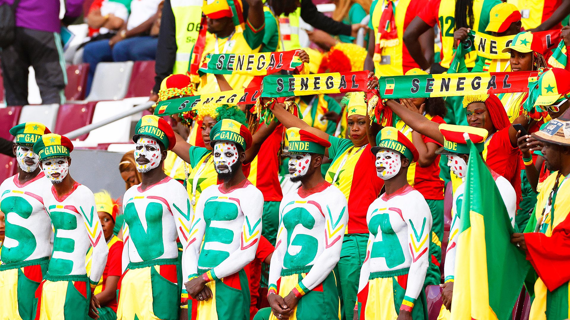 Torcida e jogadores de Senegal fazem homenagem a Papa Bouba Diop