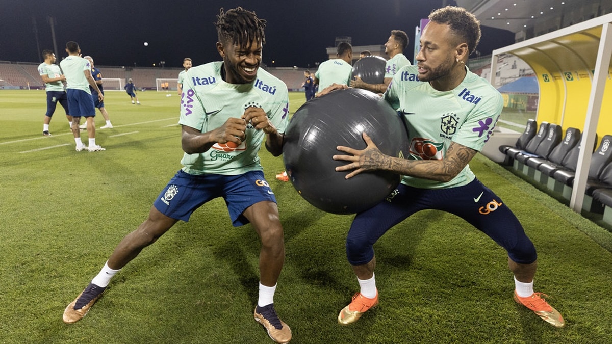 Fred e Neymar treinando com a seleção brasileira no Catar. Foto: Lucas Figueiredo / CBF