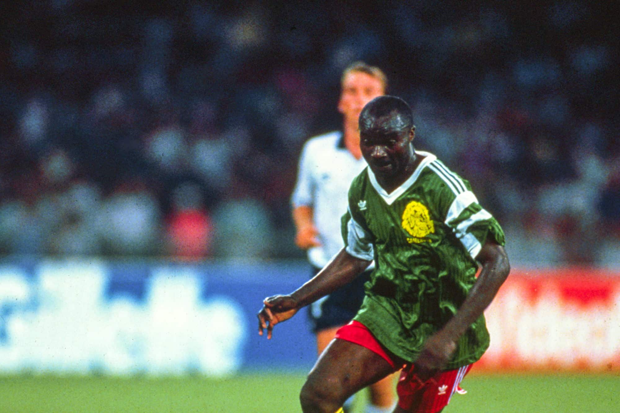 Roger Milla joga contra a Argentina durante a copa do mundo de 1990