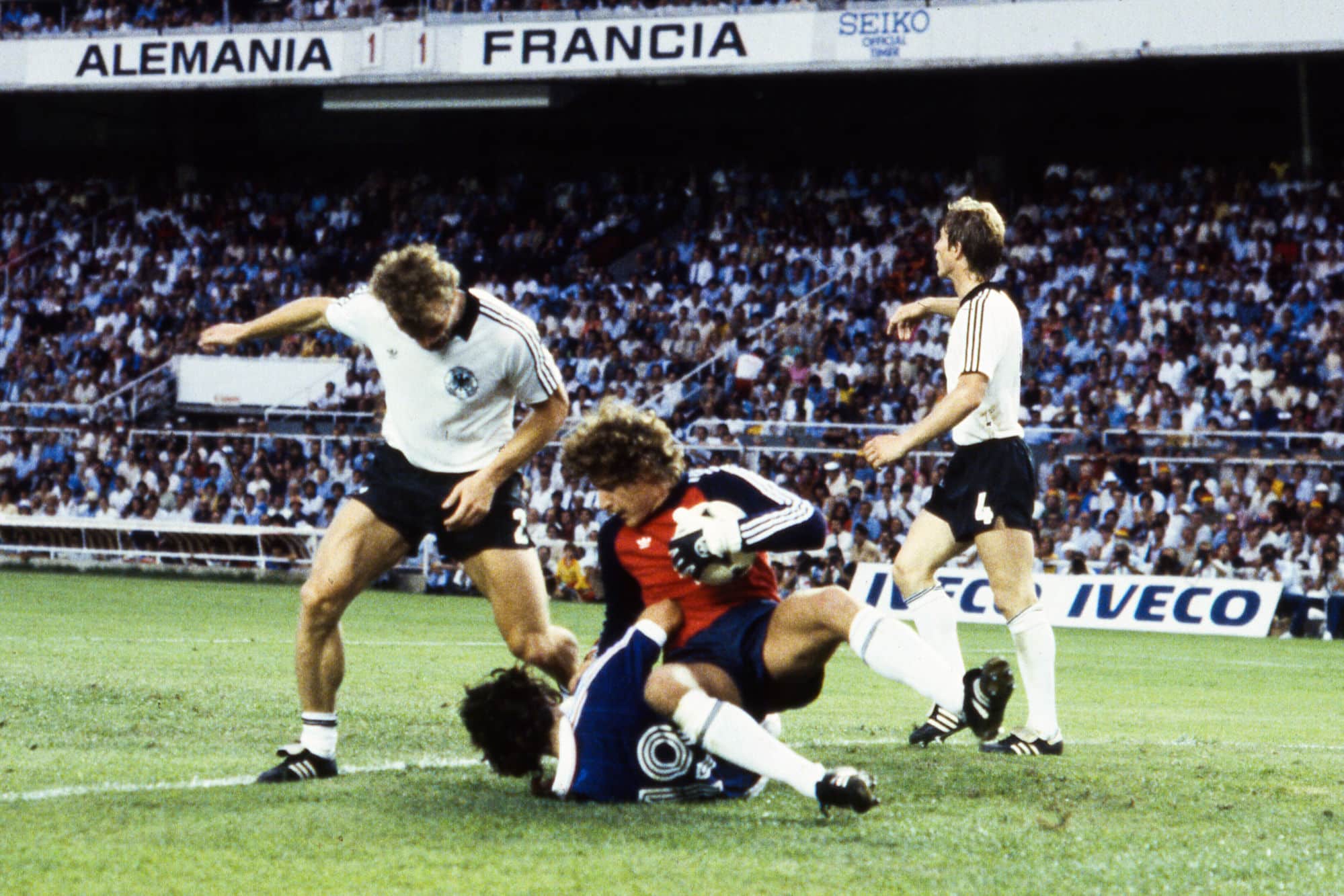 Cenas da copa do mundo de 1982 na Espanha, semi0final entre Alemanha e França.