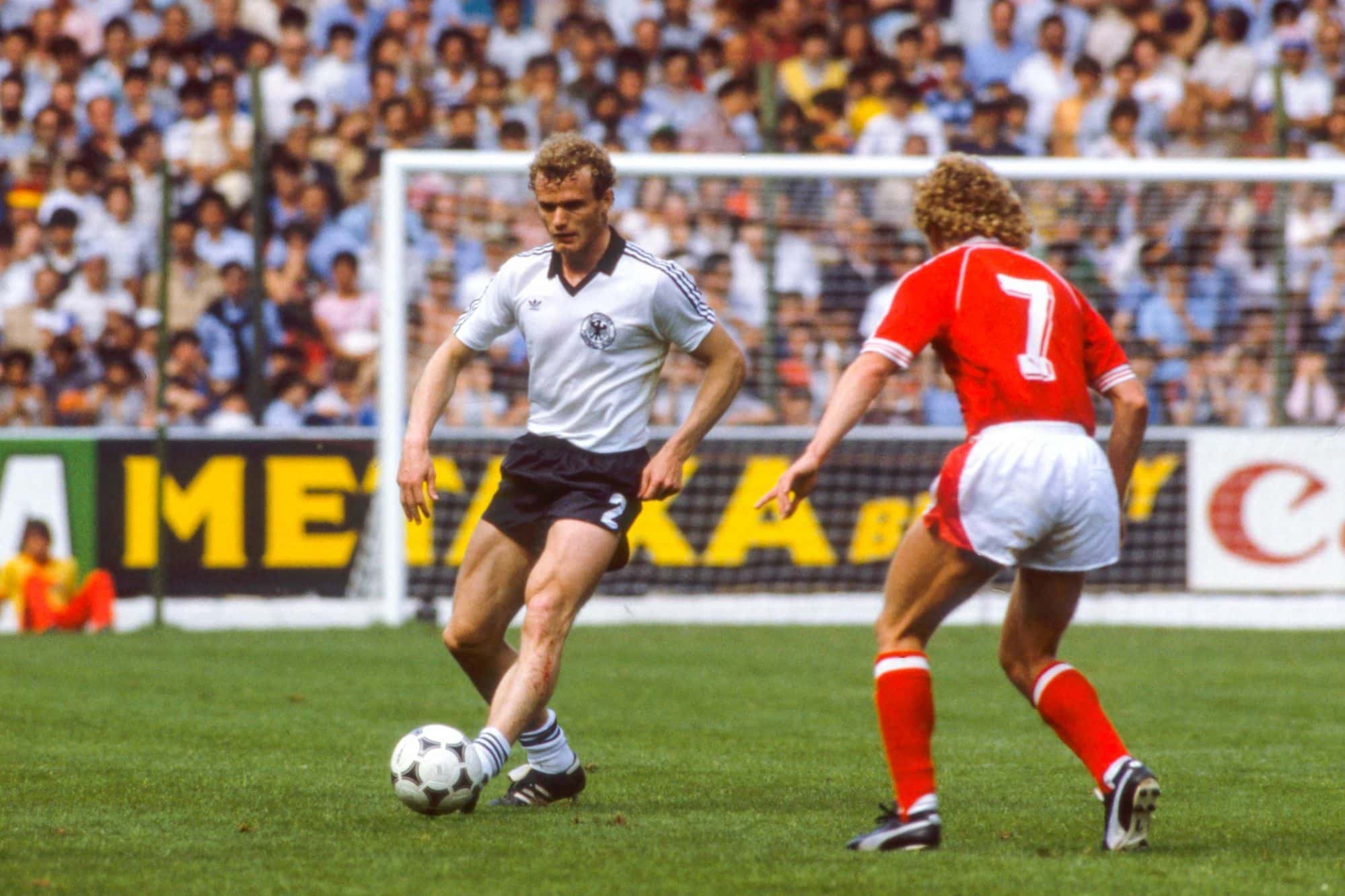 Jogo entre Alemanha e Austria durante a Copa do Mundo em 1982, em El Molinon, Gijon na Espanha