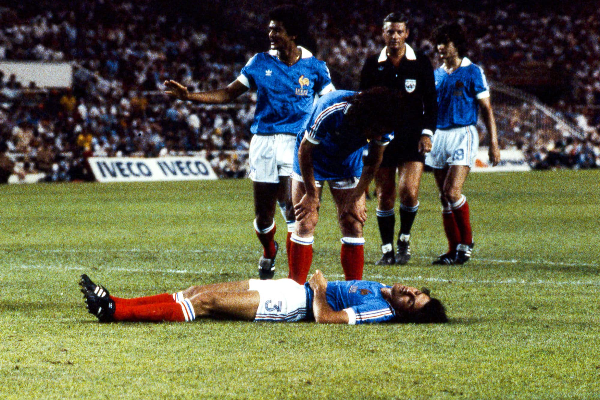 Patrick Battiston inconsciente após a colisão na copa do mundo em 1978.