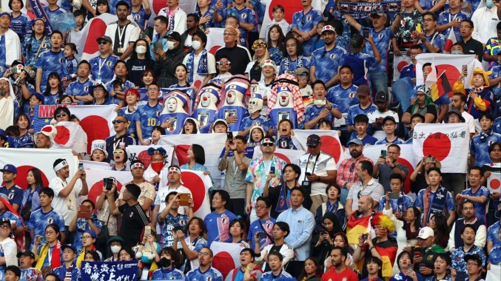 Torcida do Japão limpa estádio após vitória histórica sobre Alemanha