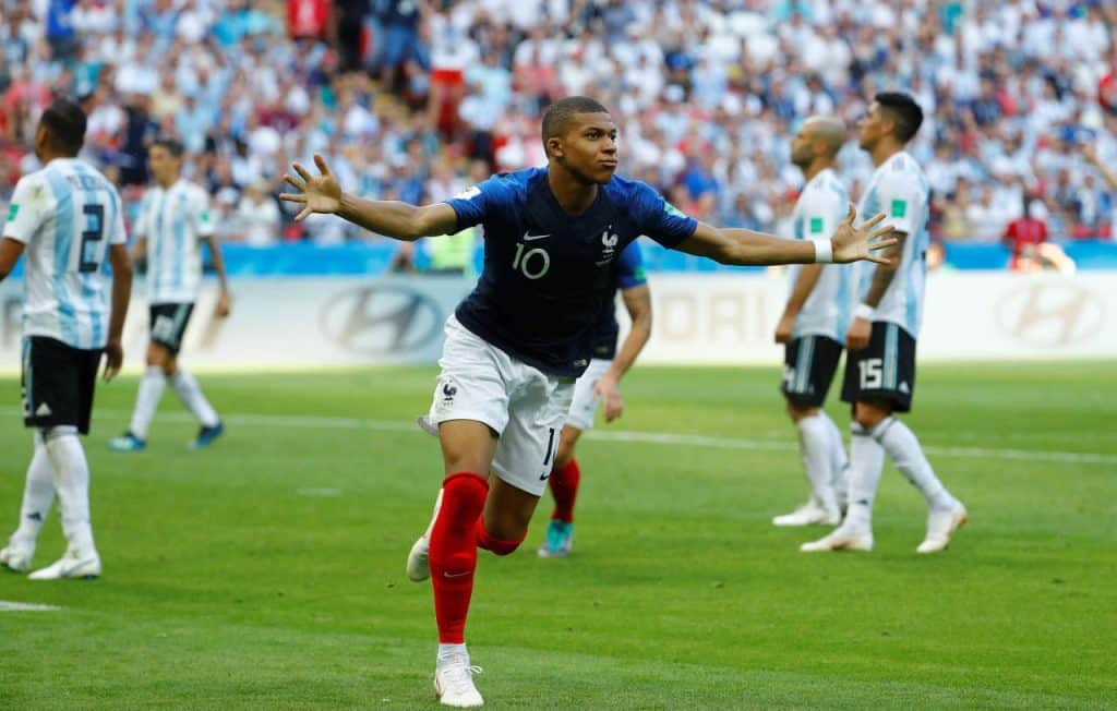 Mbappé é alvo de ataques racistas e homofóbicos de torcedores argentinos