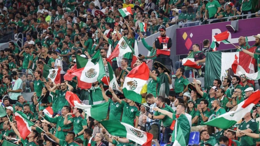 Torcedores do México roubam a cena durante jogo contra Polônia