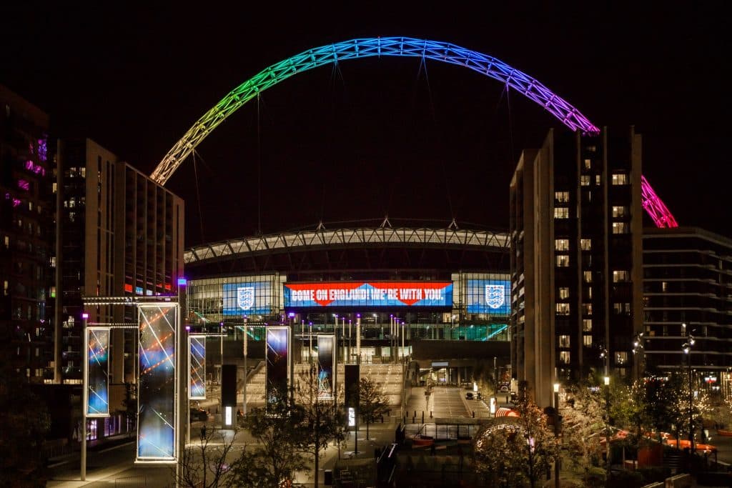 Torcedores criticam luzes nas cores do arco-íris no Wembley: “Gesto vazio”