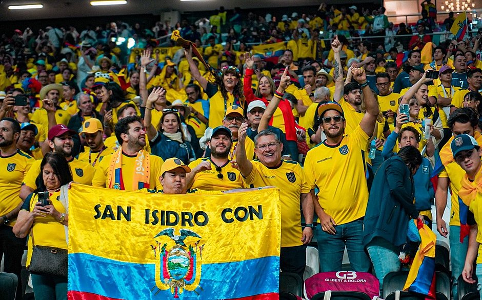 Torcedores do Equador cantam contra proibição da FIFA