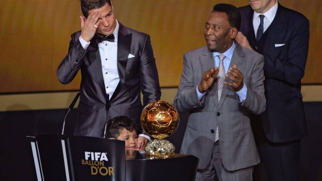 Cristiano Ronaldo é premiado pela Fundação Pelé por ser exemplo dentro e fora dos gramados