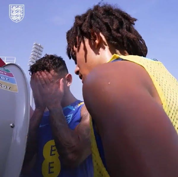 Vai água aí? Seleção da Inglaterra sofre com calor do Catar