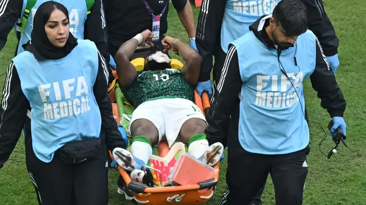 Yasser Al-Shahrani, da Arábia Saudita sai de maca após levar joelhada de próprio goleiro na Copa do Mundo - Foto destaque: Reprodução / FIFA