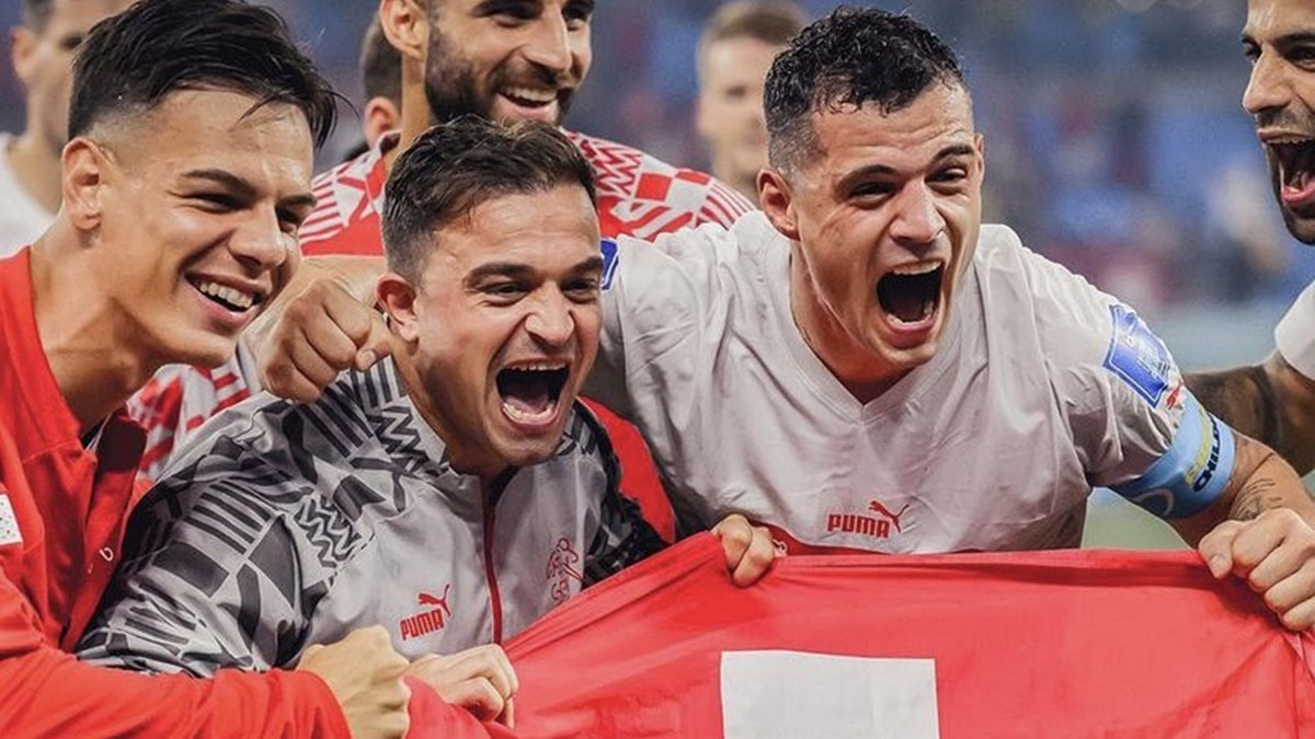 Jashari, Shaqiri e Xhaka, da Suíça. Foto: Divulgação / Reprodução / Twitter