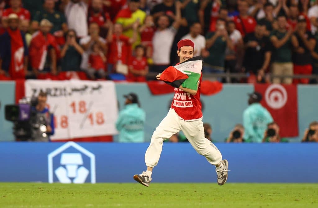 Homem invade campo de Tunísia x França com bandeira da Palestina