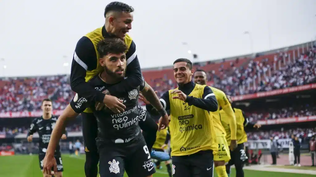 Corinthians sai na frente dos adversários em público e renda no Paulistão