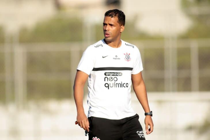 Após derrota, Fernando Lázaro não é mais técnico do Corinthians