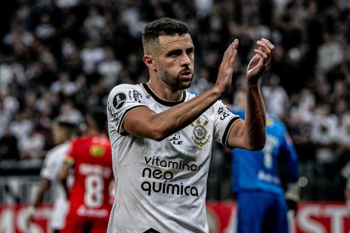 Atacante do Corinthians volta a ser relacionado após contusão